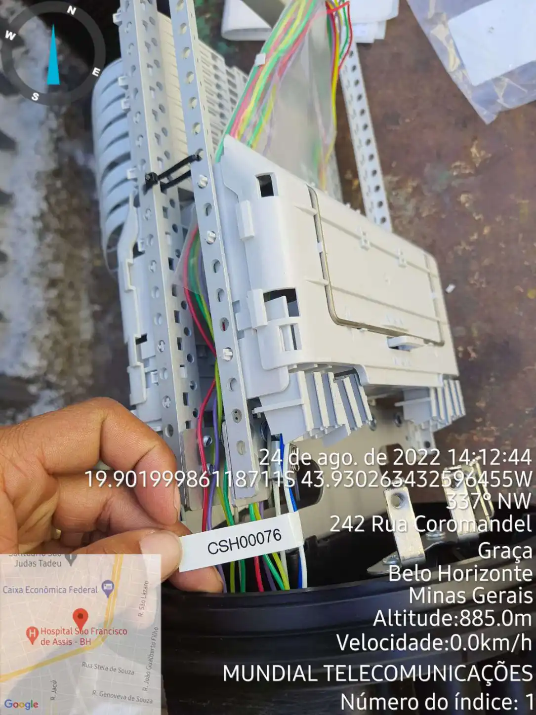 Instalação de fibra óptica em campo pela Mundial Telecom